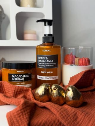 Oranžová je barva podzimu 🍂 a my jsme vybrali naše Kundal favority – tělový peeling a sprchový gel, které ti zanechají...